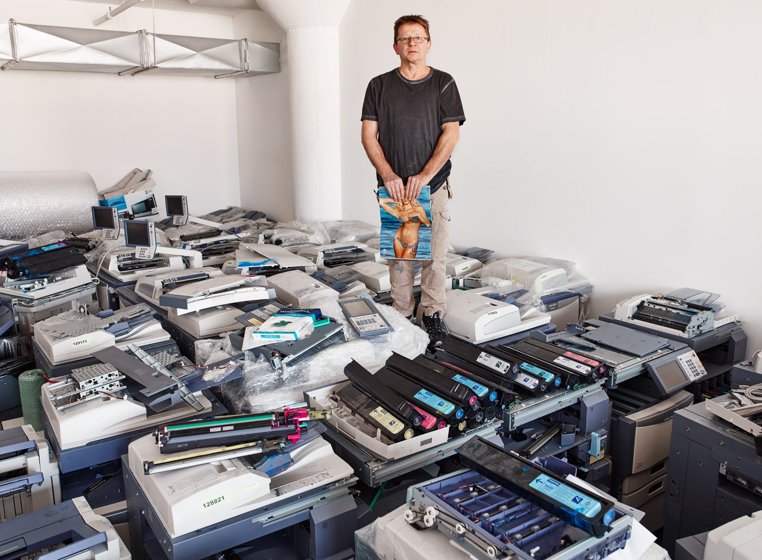 Man standing on photo copiers | Saverio Truglia