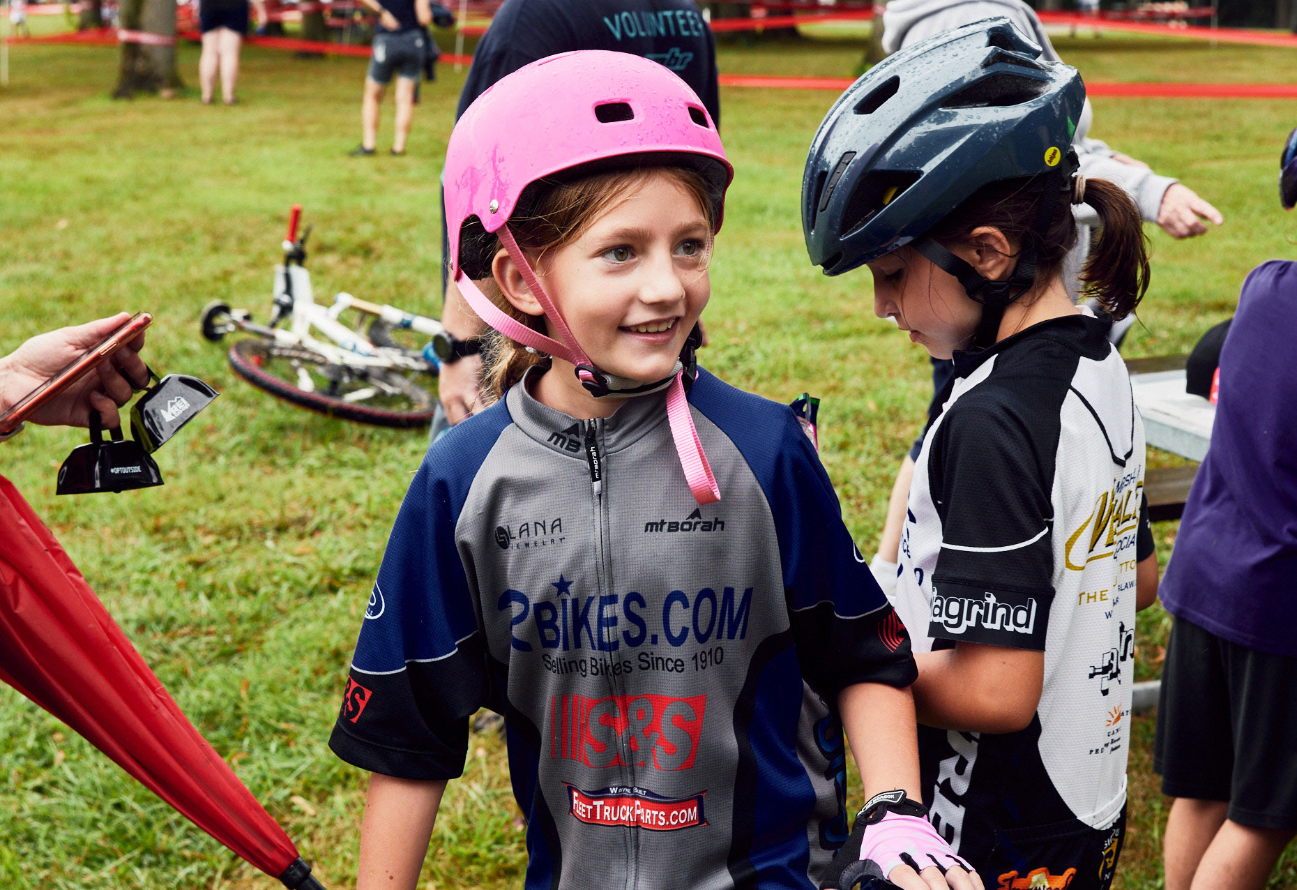 Girl at mountain bike race | Childrens photography by Saverio Truglia