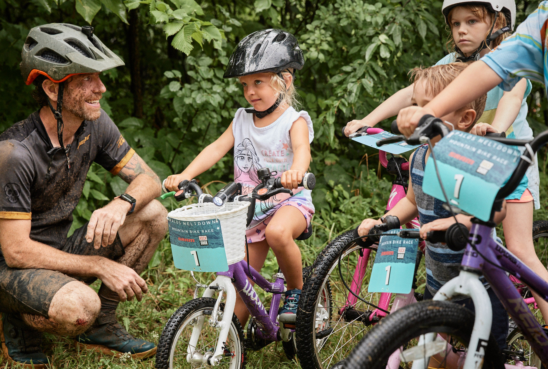 Girl and her father at a bike race | Childrens photography by Saverio Truglia