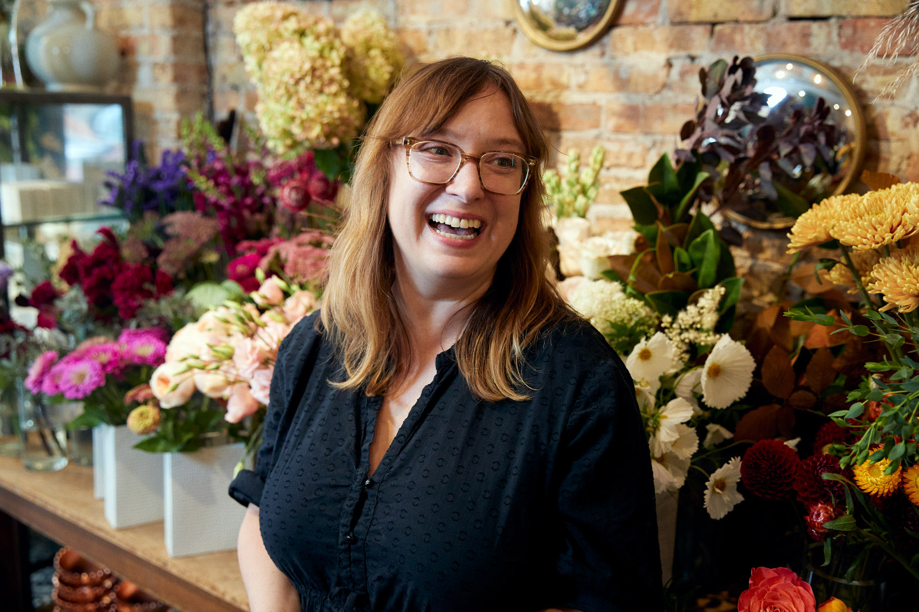 Florist smiling in her shop | lifestyle photography by Saverio Truglia