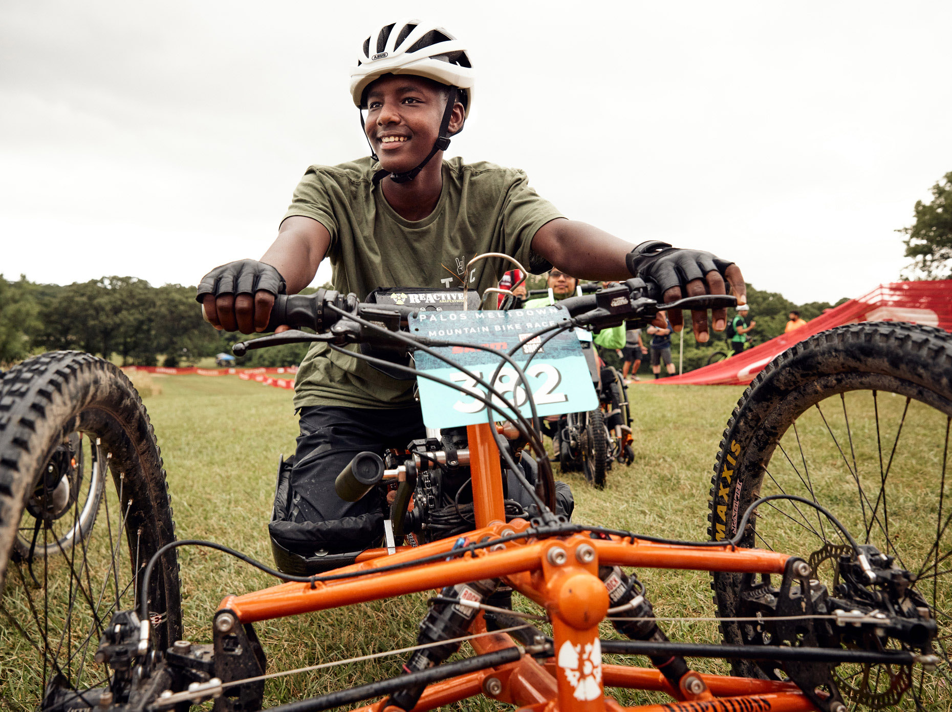 Disabled mountain biker at a race | lifestyle photography by Saverio Truglia